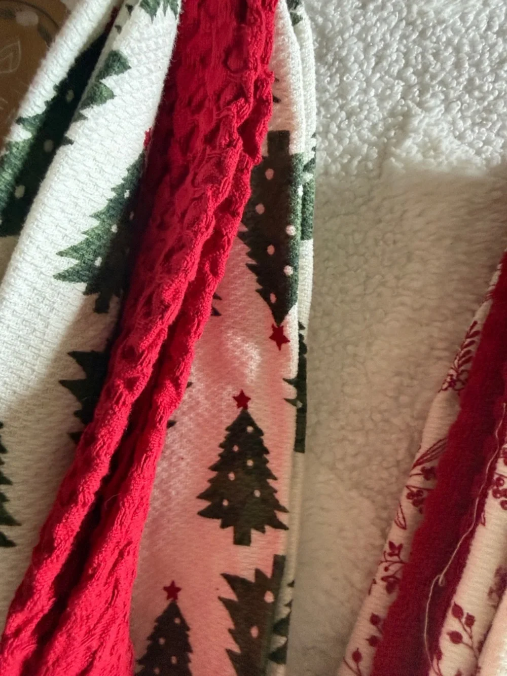 Cupcakes & Cashmere Holiday Kitchen Towels Red Snowflake Christmas Tree 🎄 NEW!